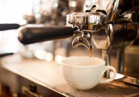 De ce s-a scumpit brusc cafeaua la pahar sau ceașcă. O intervenție a statului le dă bătăi de cap patronilor de cafenele