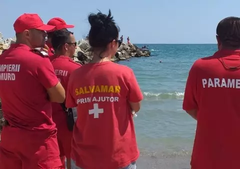 Un bărbat a fost scos inconșient din mare, la Mamaia. A fost transportat la spital în stare gravă