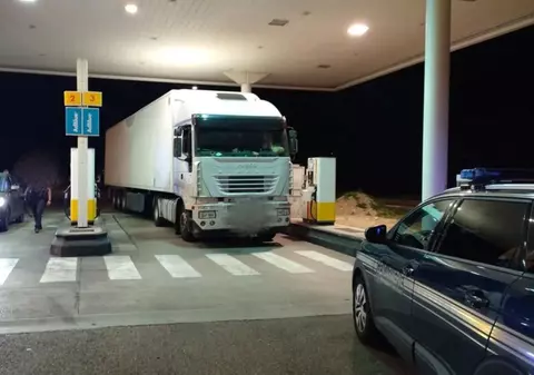 La doar 20 de ani, un șofer român de TIR care a fost arestat în Franța pentru că nu plătise taxe pe autostradă era căutat și pentru jafuri din camioane