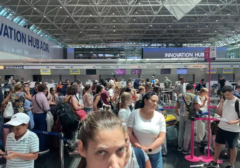VIDEO. Sute de români, blocați pe aeroport la Roma, după ce Wizz Air a anulat o cursă către București. „La call center nici nu știau că e anulat”