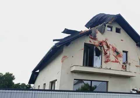 Copaci și acoperișuri smulse de vânt în județul Suceava, în urma unei furtuni puternice