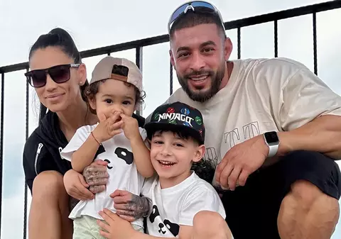 Roxana Vancea și cei doi copii, departe de Dragoș, soțul vedetei. „Lucrurile astea nu îi ajută. Au bunicii care îi răsfață”