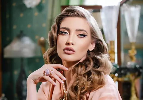 Iulia Albu a povestit cum a fost jefuită în toiul nopții. „Așa ne-am dus până la poliție să dăm explicații, în pijamale”