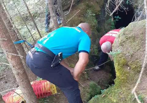 Pui de căprioară, blocat în Grota Urșilor din Harghita, salvat de jandarmi și salvamontiști