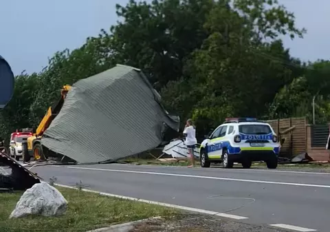Vijelie în Timiş, unde acoperişul unei benzinării a fost luat de vânt. Nouă județe se află sub cod portocaliu de furtuni