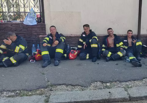 Imagine virală cu pompierii din Călăraşi, după o intervenţie de 9 ore: „O sticlă cu apă la timpul ei”