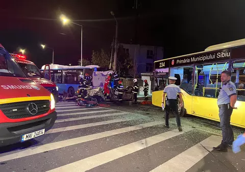 O mașină s-a izbit violent de două autobuze, în Sibiu. Două persoane au rămas încarcerate, una fiind inconștientă