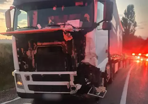 Doi bărbați aflați pe o motocicletă au murit după ce au fost loviți de un TIR, în județul Suceava