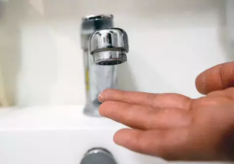 Blestemul unei țări care așteaptă mereu apa caldă