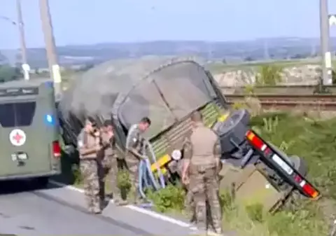 Vehicul militar NATO, răsturnat într-un șanț, lângă Onești. Nu sunt victime