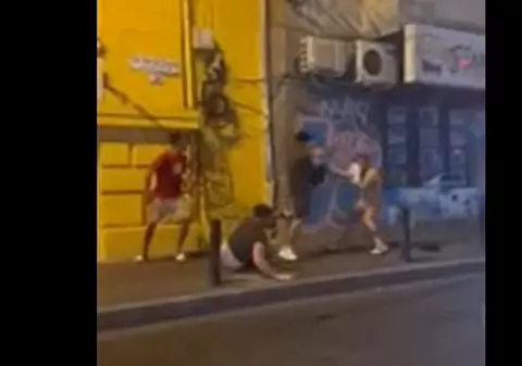 Cei patru bărbați care au coborât dintr-un taxi și au bătut doi tineri în sectorul 1 au fost identificați de Poliție