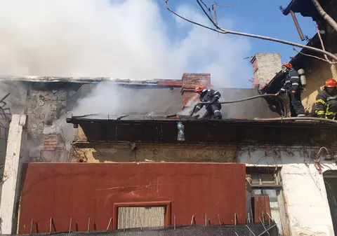 Incendiu cu degajări mari de fum la o casă din centrul Bucureștiului. Intervin mai mulți pompieri