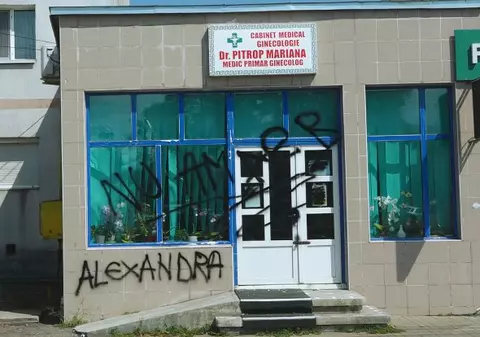 Cabinetul privat al doctoriței care era de gardă la maternitatea din Botoșani în noaptea când a murit Alexandra, vandalizat