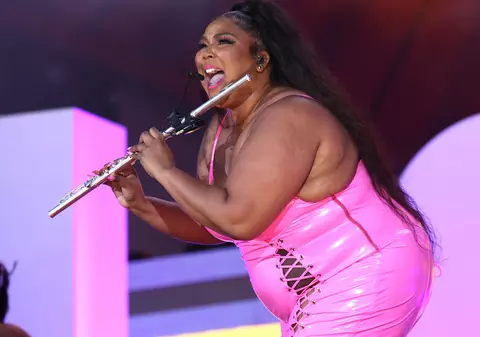 Lizzo, acuzată de fostele ei dansatoare de hărţuire sexuală și body shaming. Cântăreața a fost dată în judecată