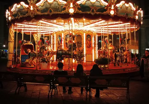 O fată de 11 ani, rănită după ce caruselul în care se dădea a cedat și s-a răsturnat. Polițiștii au deschis un dosar penal