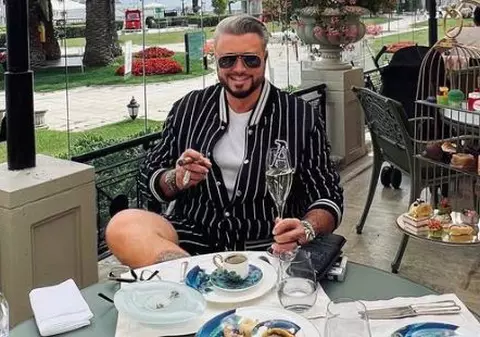 Cătălin Botezatu a mâncat mici în foiță de aur la Cluj. Cât a costat preparatul