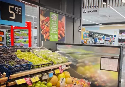 Premierul Ciolacu a mers în magazin să vadă „cu ochii lui” ce produse s-au ieftinit. „Cele mai mari scăderi sunt la cartofii noi”