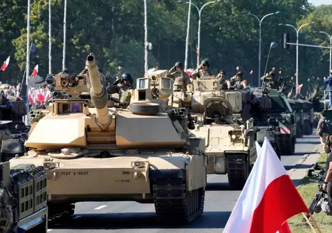 Polonia a organizat cea mai mare paradă militară din ultimele decenii, „într-o demonstrație de forță”. „Poate fi superputerea militară a UE și NATO”