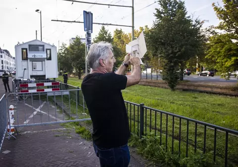 Un exemplar din Coran a fost călcat în picioare și rupt în fața ambasadei Turciei de la Haga