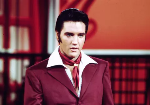 Cât a plătit un colecționar la licitație pentru o haină de nurcă purtată de Elvis Presley