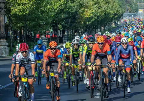 400 de voluntari pentru sărbătoarea ciclismului din București. Ce înseamnă să ajuți fără a primi niciun ban? „Te face să dai tot ceea ce este mai bun în tine”