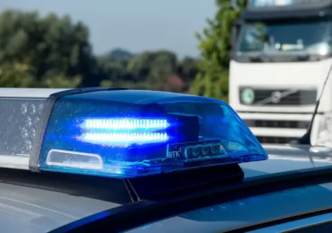 Un șofer român de TIR a blocat mașina de poliție în misiune, ca să depășească el alt camion, în Germania. S-a dat la o parte după 2 km
