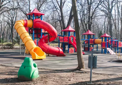 O fetiță s-a electrocutat în timp ce se juca într-un parc din sectorul 6 al Capitalei