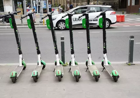 O tânără este cercetată penal după ce a căzut de pe o trotinetă electrică și s-a rănit