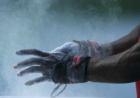 Un halterofil iranian a fost suspendat pe viață pentru că a dat mâna cu un sportiv israelian