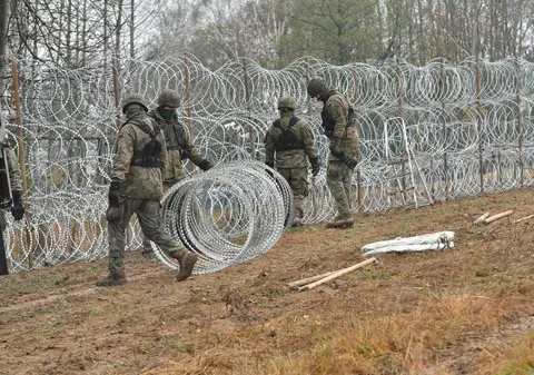 Polonia organizează referendum pe politica UE privind migrația: „Susțineți primirea a mii de imigranți ilegali din Orientul Mijlociu și Africa?”