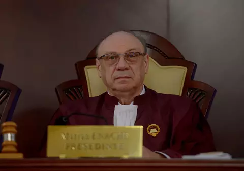 CCR a amânat a treia oară verdictul privind Legea fugarilor. Ce prevede legea