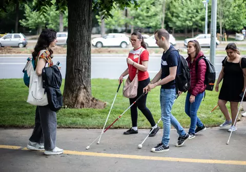 La Școala Clubului de Mobilitate Urbană, nevăzătorii învață cum să se descurce în viață pe cont propriu