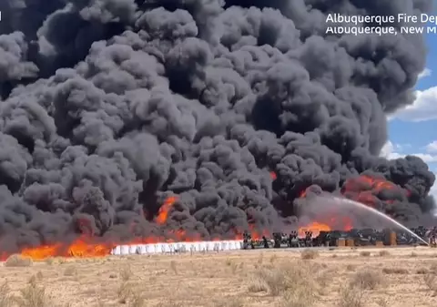 Incendiu uriaș la o fabrică de reciclare a plasticului în cel mai mare oraș din New Mexico. A fost emisă o alertă de fum toxic