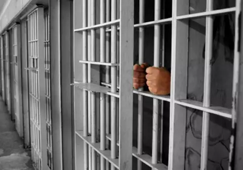 Modificare la Codul Penal: dacă nu se predau în 7 zile, condamnații fugari vor primi o pedeapsă suplimentară pentru evadare