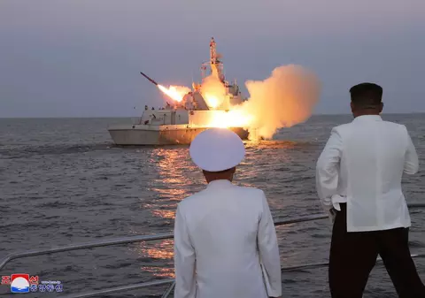 Phenianul publică imagini cu Kim Jong Un care supraveghează un test cu rachete în timp ce Coreea de Sud și SUA încep exerciții militare comune