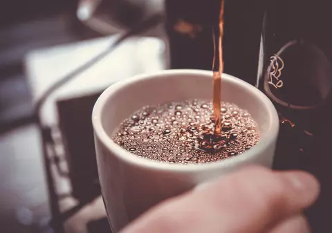 3 criterii de care să ții cont dacă vrei să-ți cumperi un aparat de cafea eco 