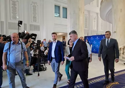 Marcel Ciolacu a plecat brusc din conferința de la Ministerul Finanțelor, fără să răspundă la întrebările jurnaliștilor. VIDEO