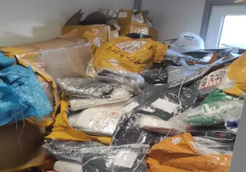 Mii de haine, genți și pantofi contrafăcuți, descoperite de Poliția de Frontieră. Unde trebuiau să ajungă produsele