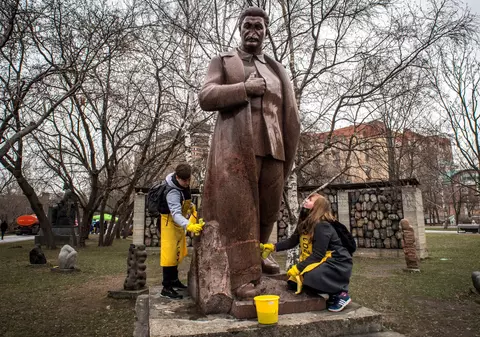 Un preot din Rusia a stropit cu apă sfințită o statuie a lui Iosif Stalin. Biserica Ortodoxă a deschis o anchetă după gestul acestuia | VIDEO