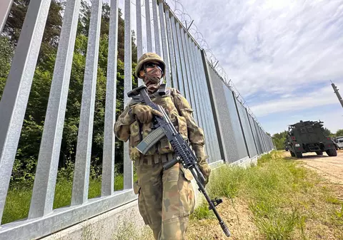 Polonezii, chemați să spună dacă sunt de acord cu menținerea gardului de 187 de kilometri de la granița cu Belarus. Când va fi referendumul