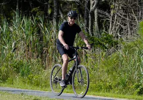 Ce făcea Joe Biden în timp ce Donald Trump era inculpat a treia oară: plajă, cină la restaurant, „Oppenheimer” și o plimbare nocturnă cu Jill