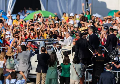 1,5 milioane de oameni s-au rugat alături de Papa Francisc, în Lisabona, în ultima zi a vizitei sale. VIDEO