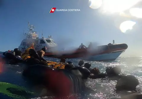 O femeie și un copil au murit înecați, iar zeci de persoane sunt date dispărute după ce două bărci cu migranți au naufragiat în Mediterană. VIDEO