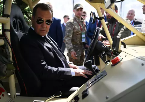 „Rusia are dreptul să intre în război cu fiecare țară NATO”, spune Medvedev. Noi amenințări, cu citate din Biblie, Lenin și Hrușciov