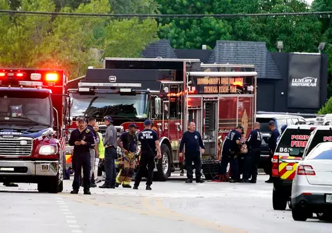 Un elicopter de salvare al pompierilor s-a prăbușit peste un complex de apartamente din Florida