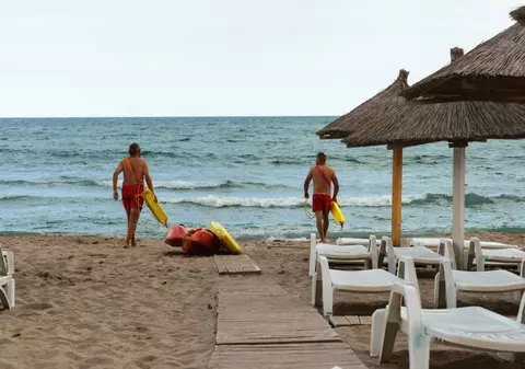 Apel al salvamarilor, după o zi neagră pe litoral, cu 4 oameni înecați și salvări la limită. „Nu putem face față! Ba că ei au plătit hotel, ba că ei trebuie să intre în apă…”