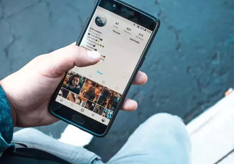 Limitarea expunerii copiilor pe rețelele sociale: proiectul de lege francez împotriva sharenting-ului