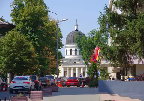 Mașina luxoasă parcată în curtea bisericii și cei peste 100 de cerșetori care așteptau în stradă pomana. Contrastul strident din Basarabia de azi