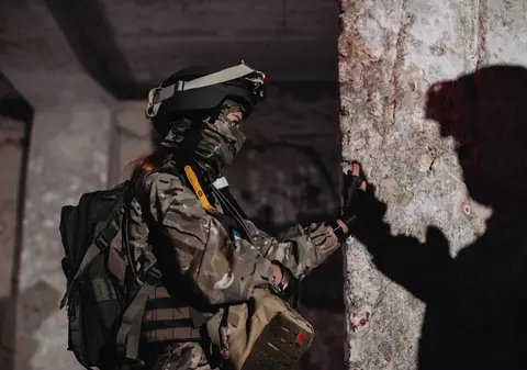 „Tu ce cauți aici? Du-te și fă borș!”. Viețile a trei femei-soldat din Ucraina care duc o luptă dublă pe front: cu rușii, dar și cu prejudecățile propriilor camarazi