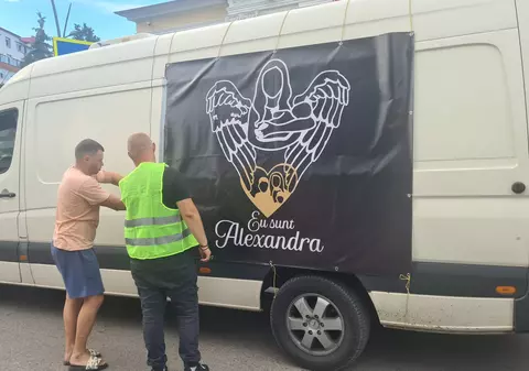 „Vomit de durere, vă rog, ajutați-mă să nasc!” Botoșănenii își mărturisesc în stradă propriile drame trăite în spitalul unde o tânără a murit în așteptarea medicilor